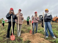 Молодёжь сажает будущее: два дерева — одна забота!